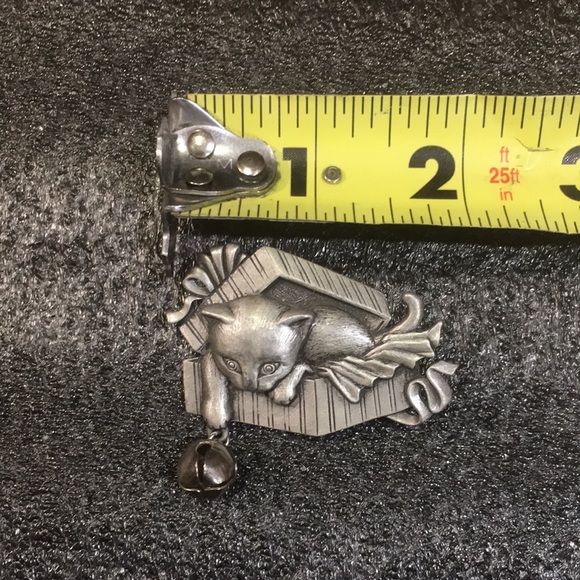 Vintage JJ Jonette Cat in Gift Box Playing with Bell Pewter Pin Brooch - Picture 12 of 12